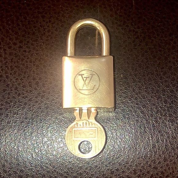 Vintage LV Louis Vuitton Padlock Lock & Key 229 - Picture 12 of 12